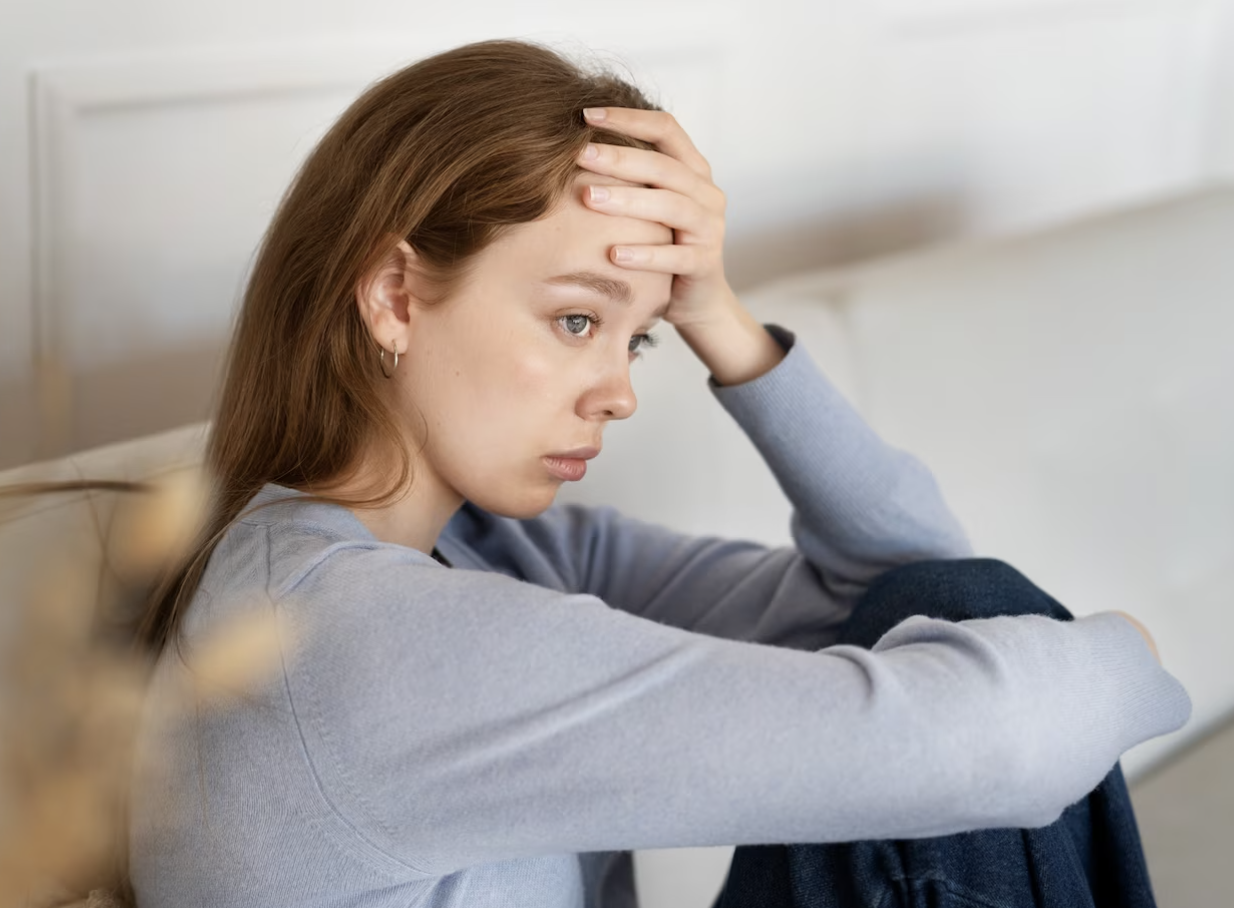 Menina com pensamentos tristes. mulher triste melancólica dos