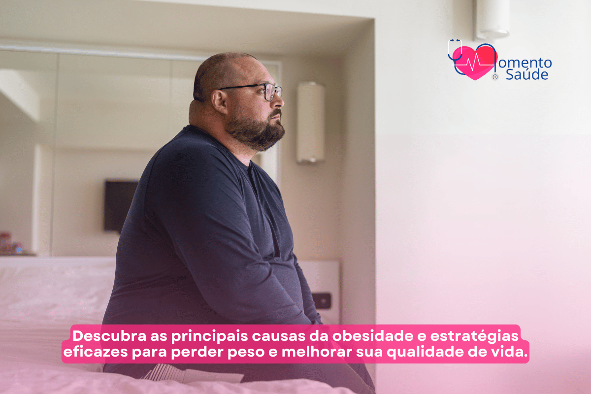 Homem com sobrepeso sentado na cama refletindo + subtitulo