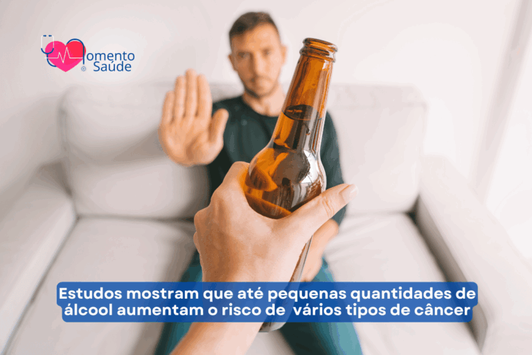 Homem recusando garrafa de bebida alcoólica