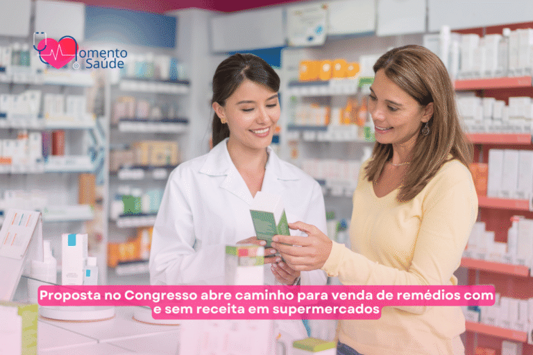 Farmacêutica mostrando produto para mulher em farmácia + subtítulo