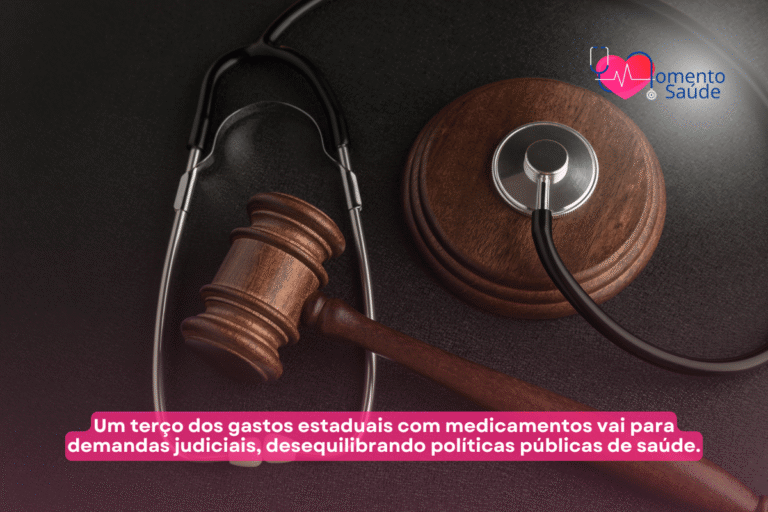 Aparelho médico de medir batimentos com martelo de juiz em cima da mesa + subtítulo