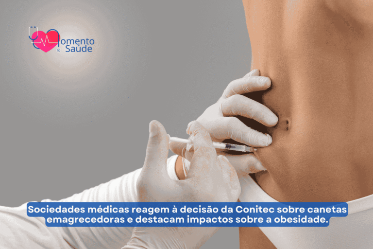 Pessoa aplicando injeção em barriga de mulher + subtítulo