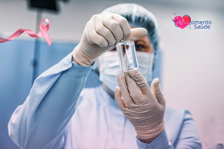 Enfermeira segurando frasco com medicamento com fita rosa do câncer de mama