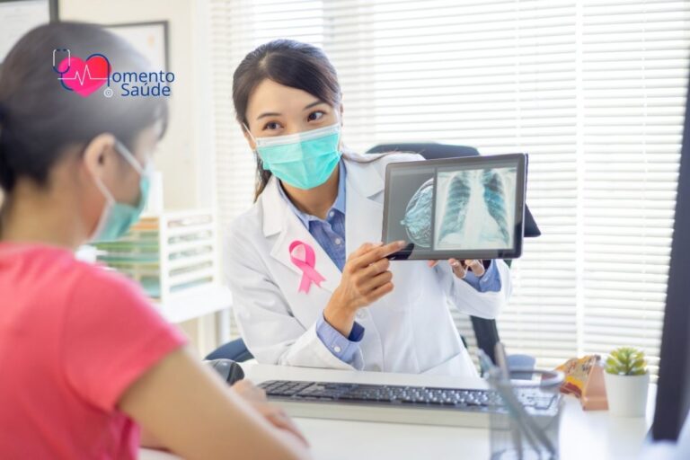 Médica mostrando exame raio-x para paciente