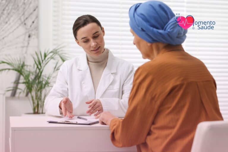 Mulher com câncer conversando com médica
