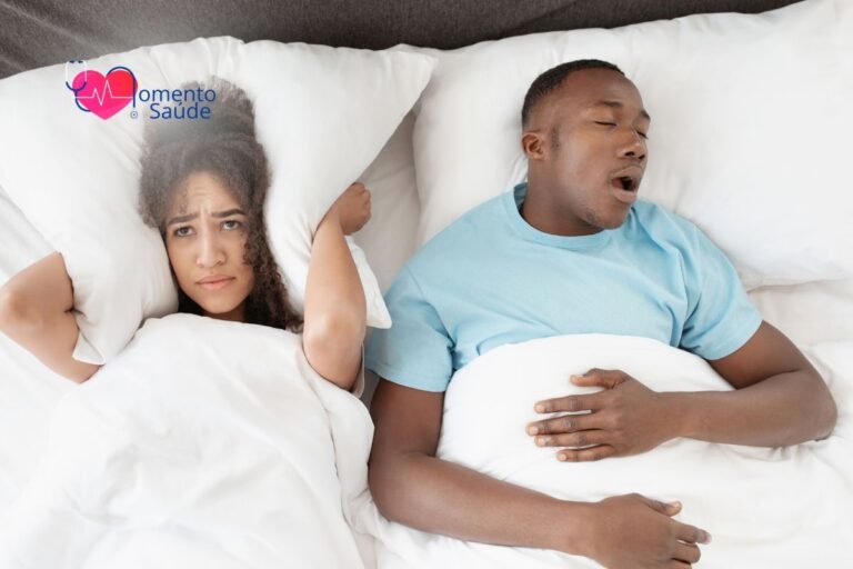 Homem com apneia do sono dormindo com mulher e não deixa ela dormir