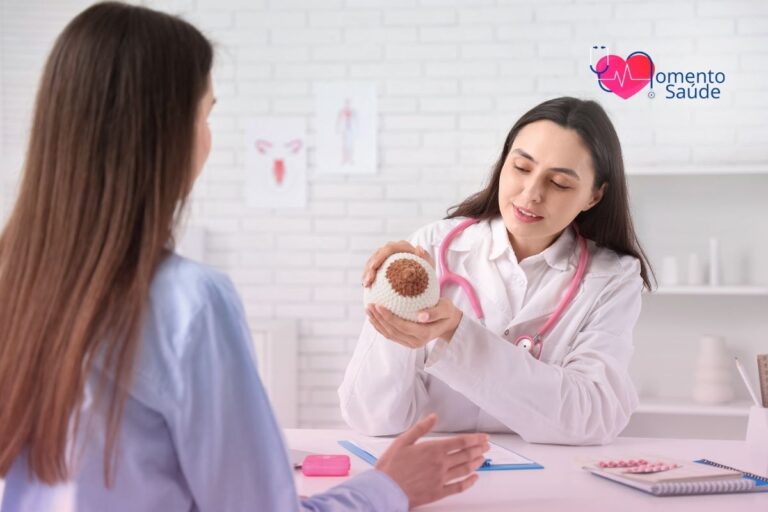Médica educando paciente sobre o câncer de mama