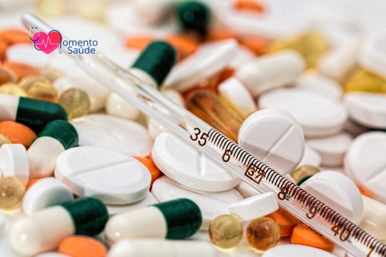 Diversos medicamentos de diferentes tipos espalhados