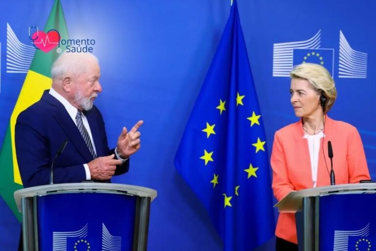 Presidente Lula firmando acordo Mercosul–União Europeia