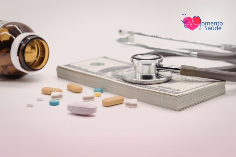 Medicamentos espalhados perto de aparelho médico e notas de dinheiro