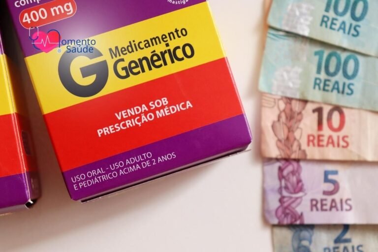 Medicamento genérico ao lado de notas de 2 a 100 reais