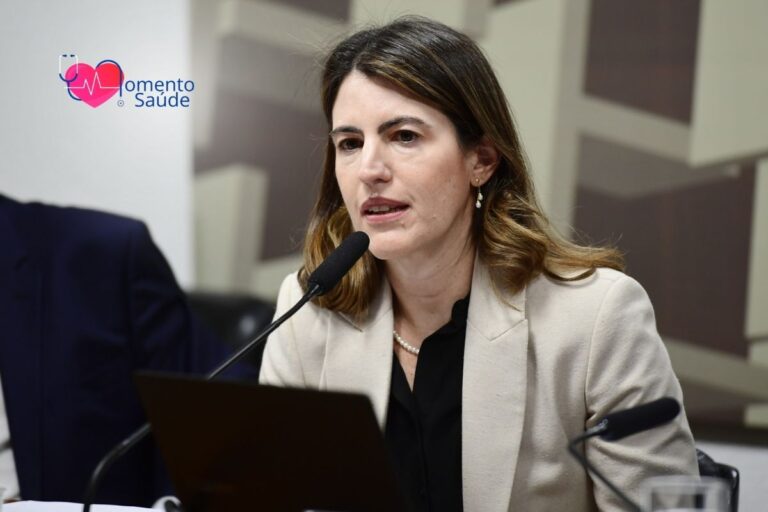 Daniela Marreco Diretoria da Anvisa sendo entrevistada