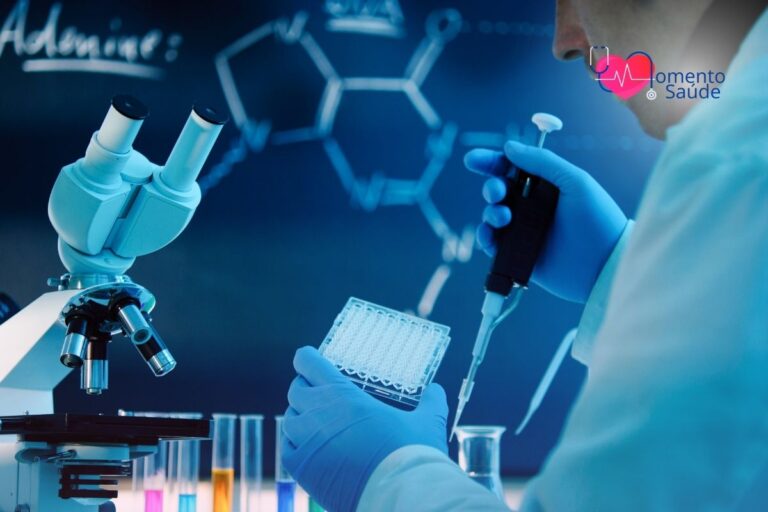 Homem realizando pesquisa clínica em laboratório