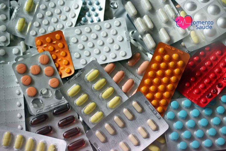 Cartelas de medicamentos diversas espalhadas