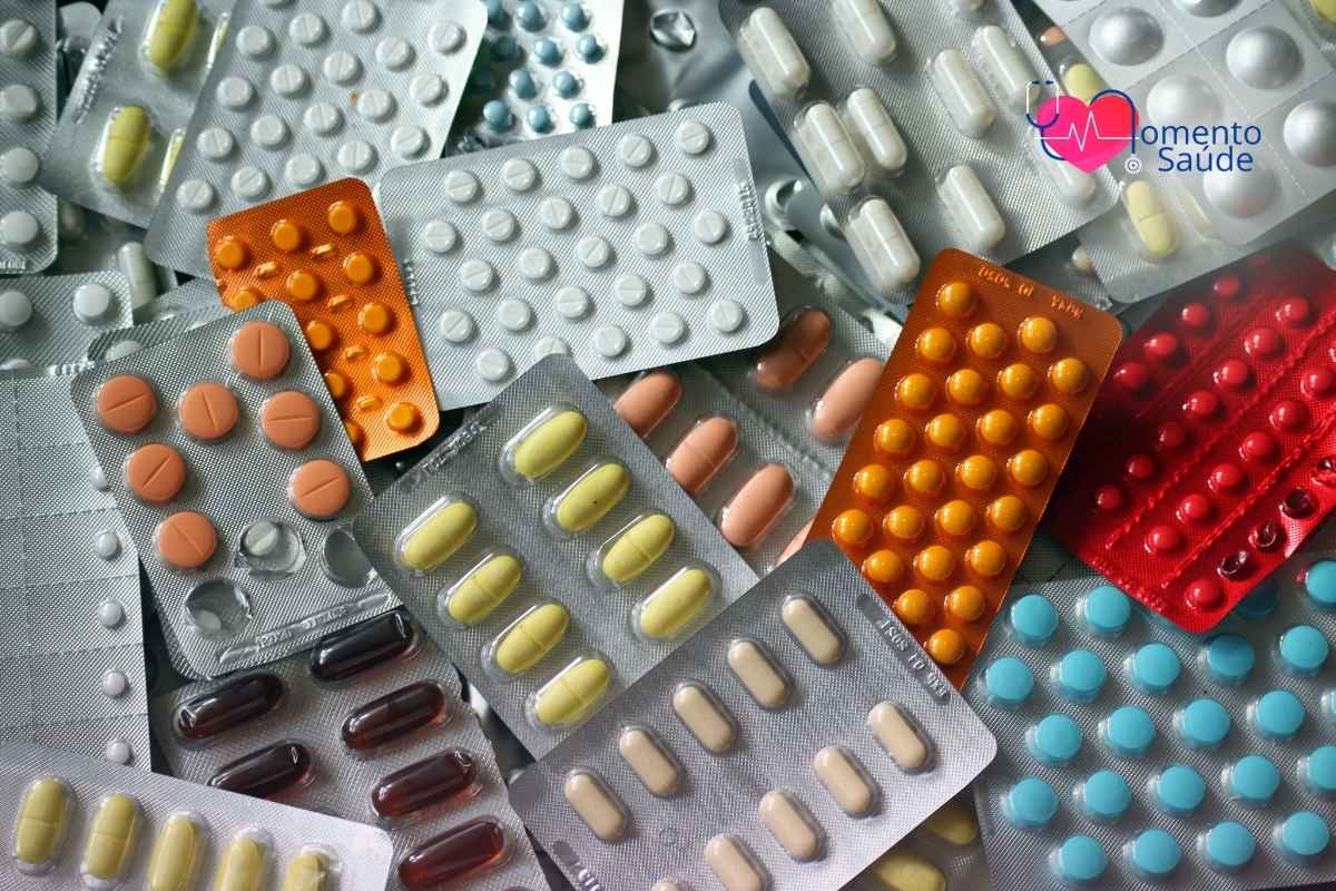 Cartelas de medicamentos diversas espalhadas
