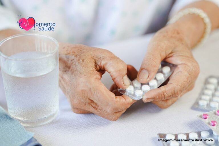 Senhora segurando cartela de medicamento para pegar um comprimido